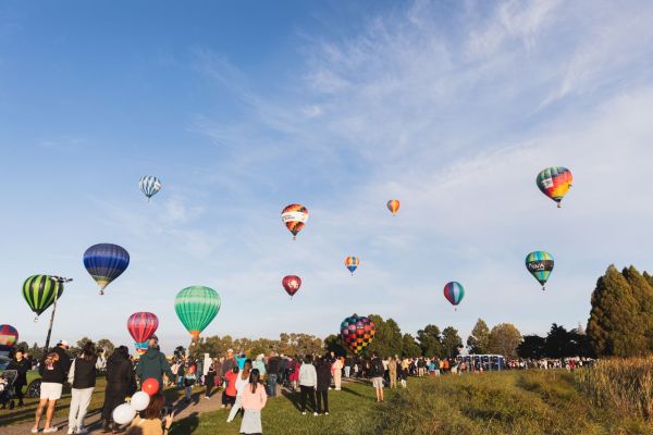 Montgolfière en Solo ou en Groupe : Découverte des Bénéfices et Défis